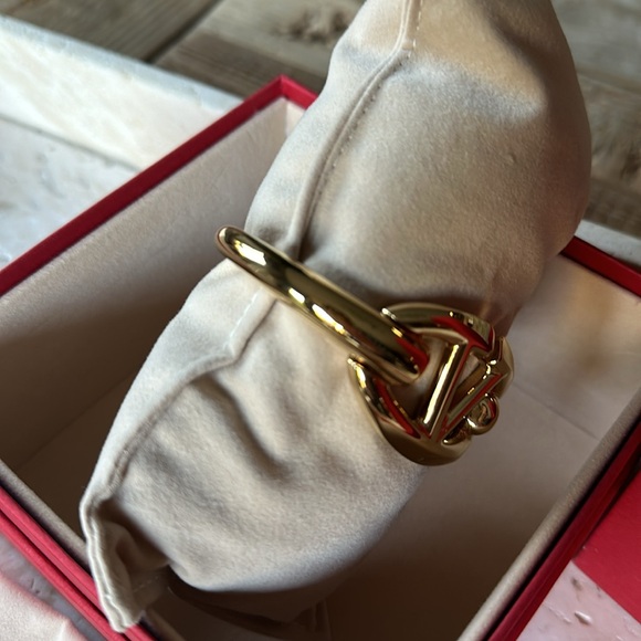 VALENTINO GARAVANI V Logo Gold Tone Moon Bangle Bracelet w BOX Dust Bag & tags. - Picture 9 of 11